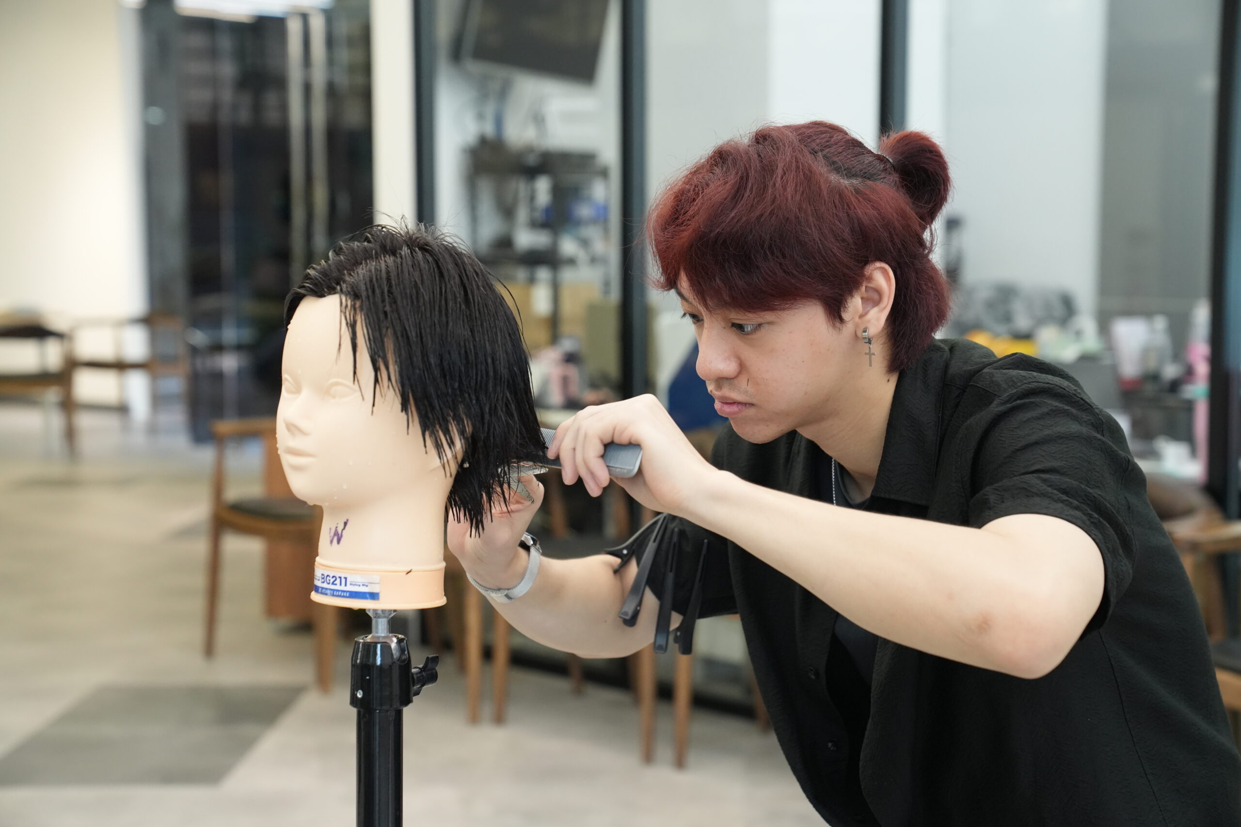 发型师在沙龙中进行培训