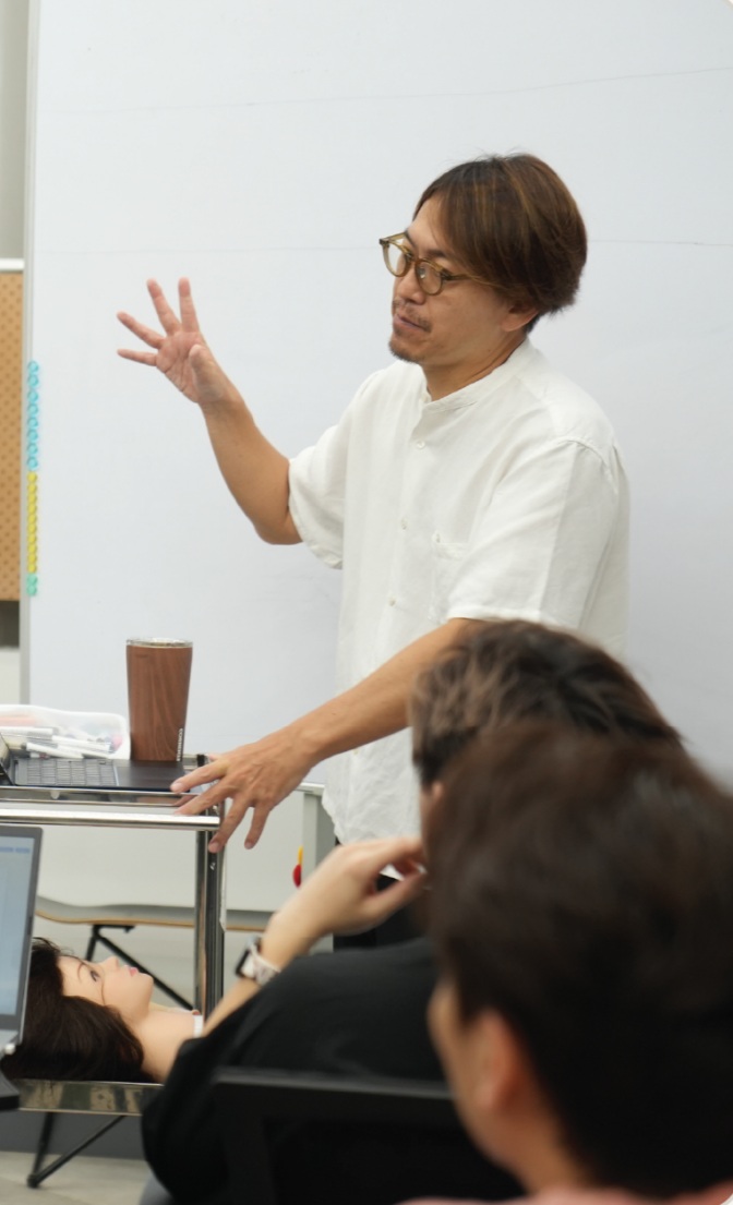 Number76 Academy 讲师在沙龙环境中培训学生